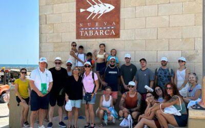 Voluntarios del Club Náutico Santa Pola limpian de colillas la isla de Tabarca