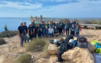 30 voluntarios limpian unos 40.000 m2 en el mirador del Cabo de Santa Pola