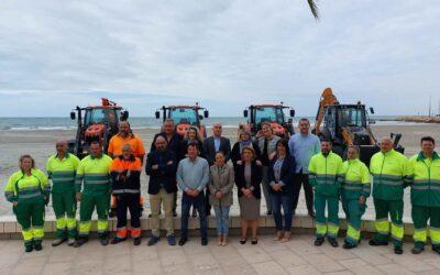 Santa Pola presenta la nueva maquinaria del servicio de limpieza de playas