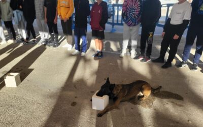La Policía Local muestra a los escolares cómo es su trabajo con los agentes caninos y las imágenes aéreas