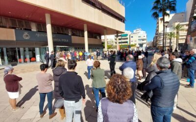 Emotivo minuto de silencio en el Ayuntamiento de Santa Pola en memoria de los guardias civiles asesinados en Barbate
