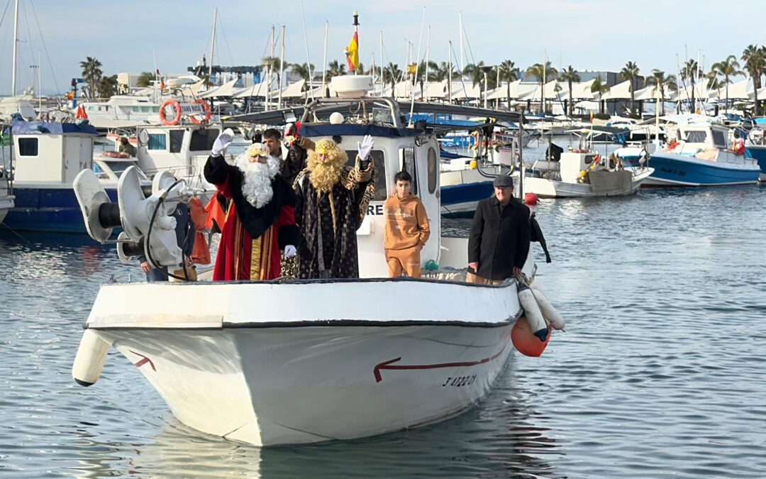 Los Reyes Magos llegan en barco a Santa Pola para repartir sus regalos