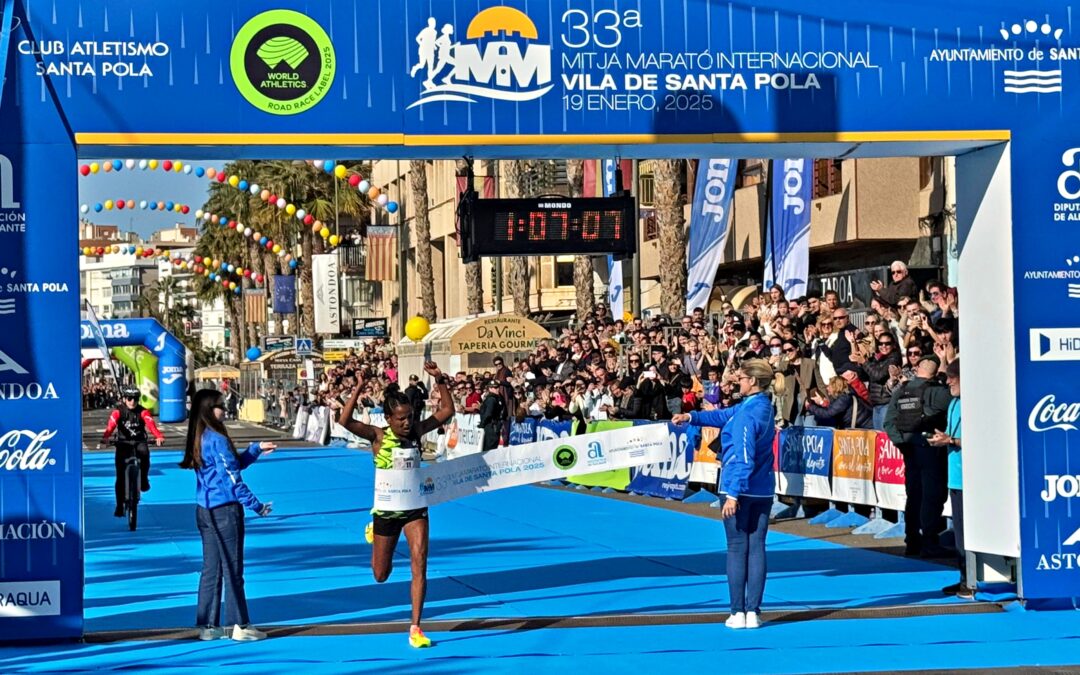 Victoria del kenià Langat per davall de l’hora i rècord femení de l’etíop Alema en la Mitja Marató de Santa Pola