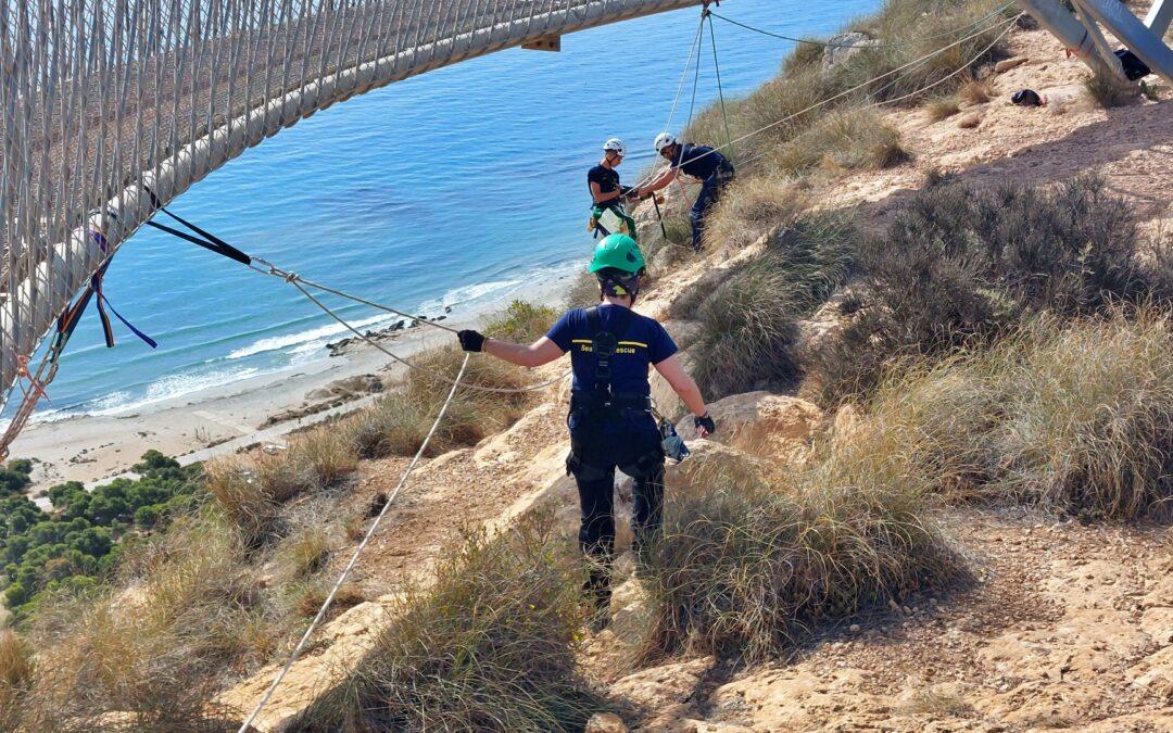 Jornada de voluntariado para limpiar el entorno del mirador del faro en el cabo de Santa Pola