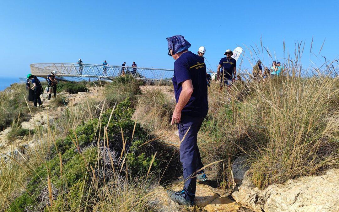 Luchando contra la “basuraleza” en el mirador del Cabo de Santa Pola