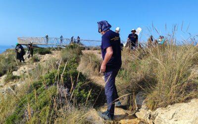 Luchando contra la “basuraleza” en el mirador del Cabo de Santa Pola