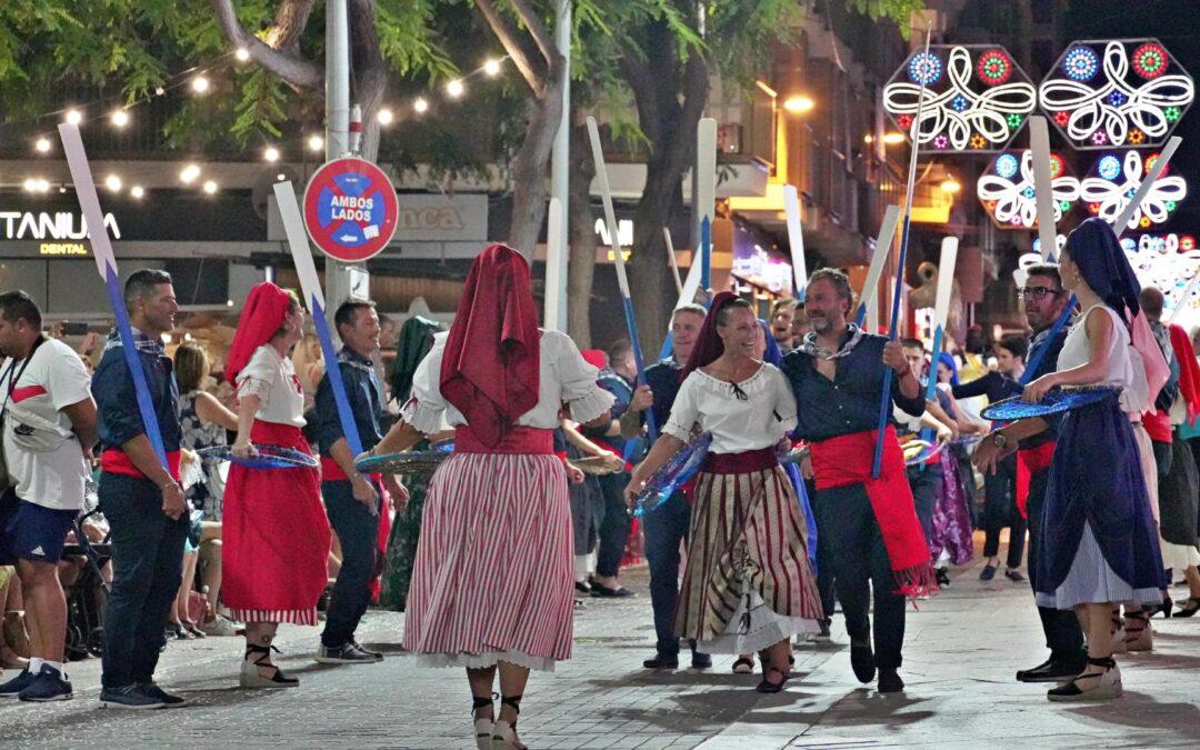 Las fiestas de Santa Pola vivirán mañana uno de sus días grandes con el desfile multicolor