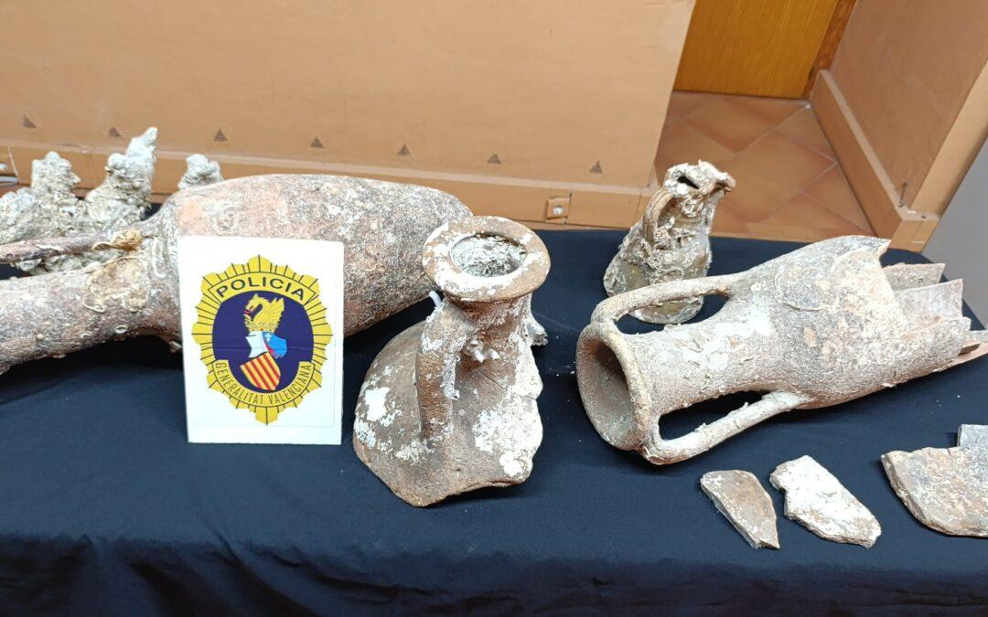 La Policia de la Generalitat recupera tres àmfores romanes i restes arqueològiques procedents de jaciments subaquàtics
