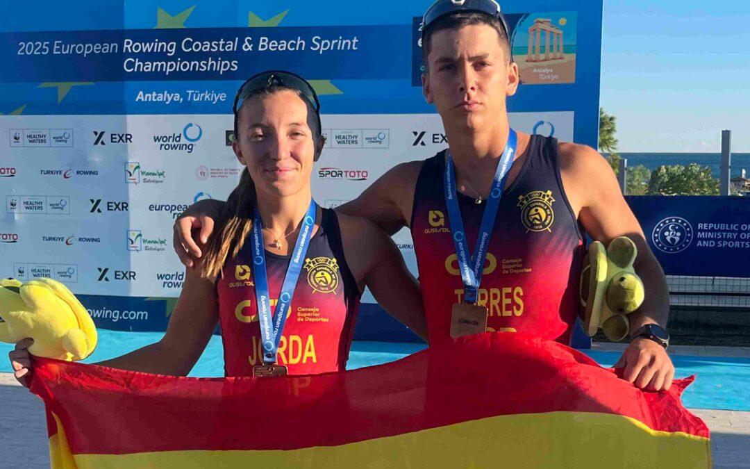 El remero del Club Náutico Santa Pola Xavier Torres obtiene el bronce en el Campeonato de Europa de remo beach sprint