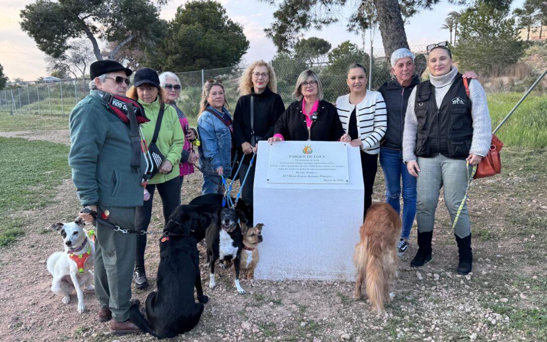 El parque canino de la calle Tarragona ya luce el nombre de la perrita “Lola”