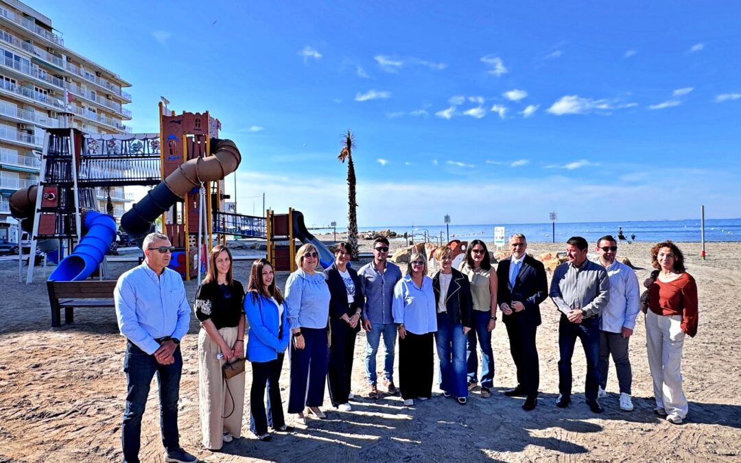 La consellera de Turismo visita en Santa Pola la nueva zona lúdico-deportiva renaturalizada en Gran Playa