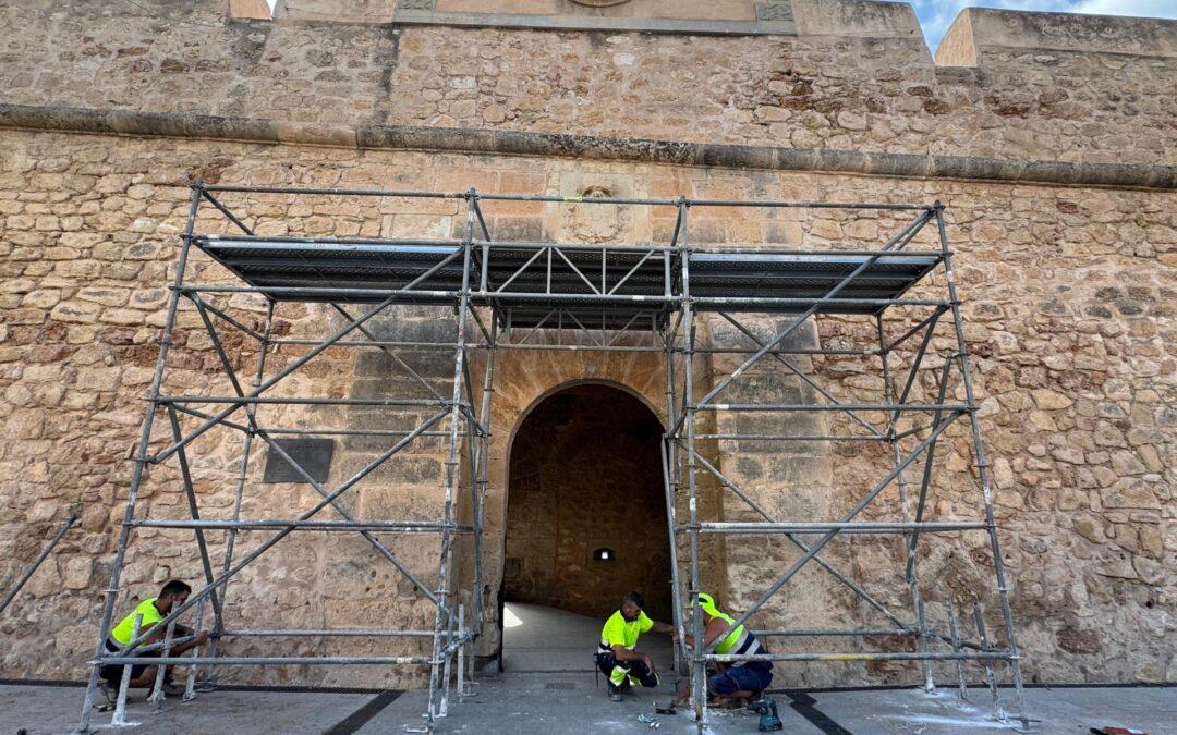 Reabre la puerta principal del Castillo Fortaleza con un andamio de protección provisional