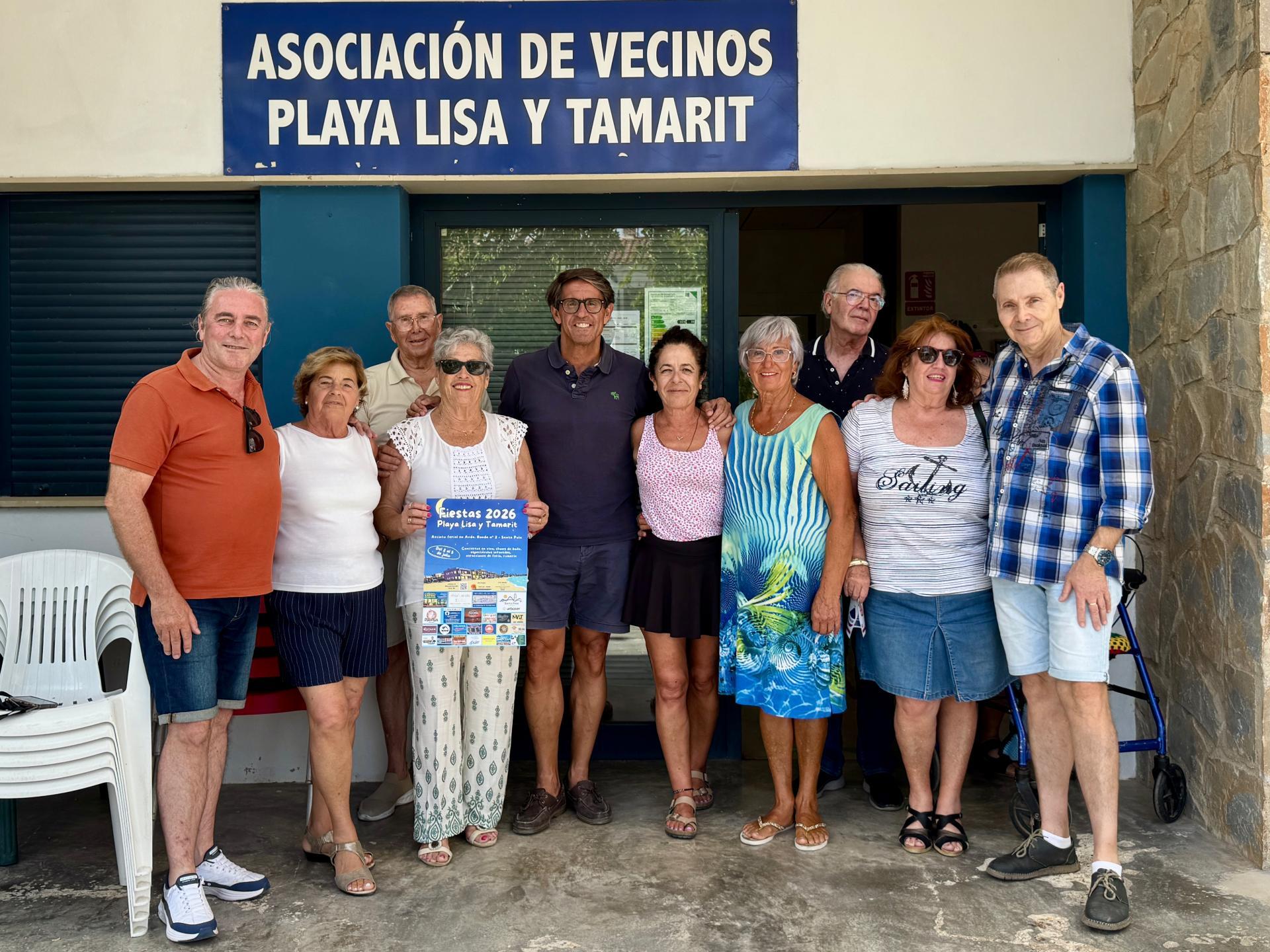 Juan de Dios Navarro con la directiva de la AAVV