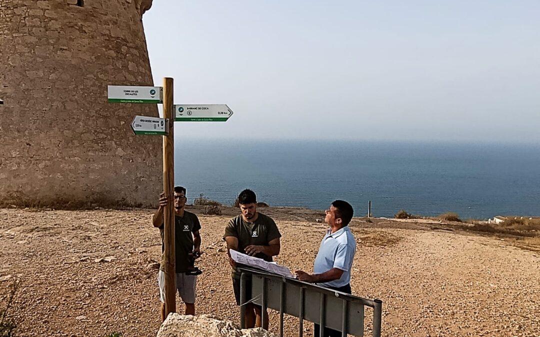 27 nuevos postes de madera completan la renovación de la señalética en la Sierra de Santa Pola