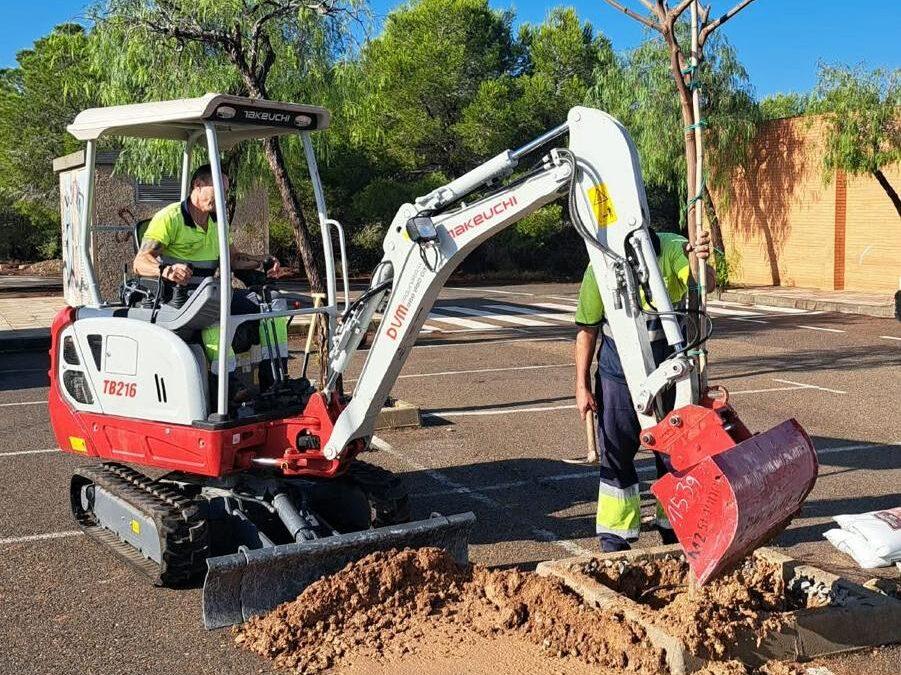 Más sombra para el aparcamiento del cementerio nuevo con la plantación de 20 moreras